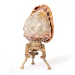 AN EARLY 20TH CENTURY CAMEO CARVED CONCH SHELL TABLE LAMP 22cm high
