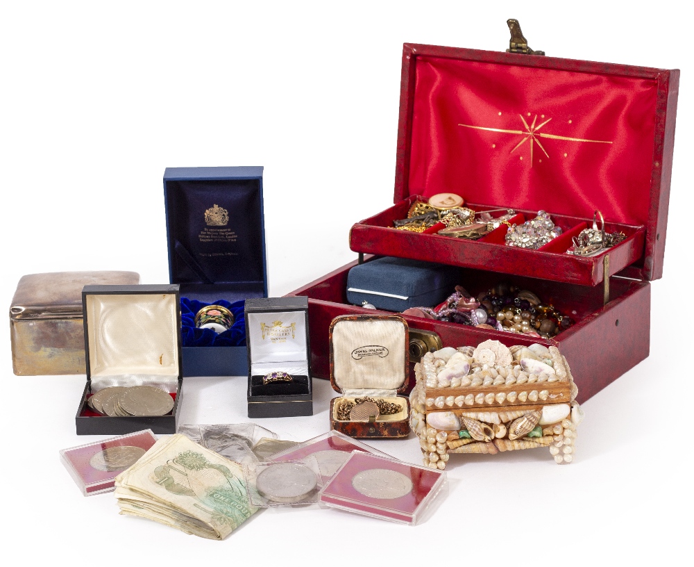 A COLLECTION OF JEWELLERY to include decorative gold rings, various costume jewellery etc, a