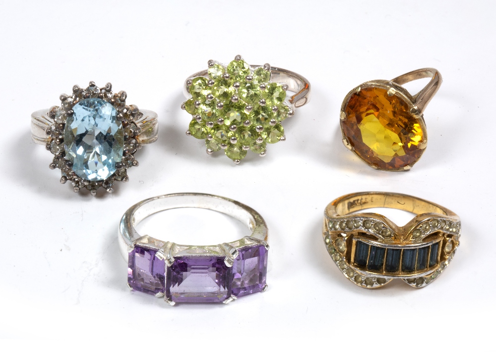 FIVE DRESS RINGS with coloured stones