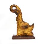 AN EARLY 20TH CENTURY CARVED GILTWOOD SCULPTURE in the form of a classical dolphin, mounted on a