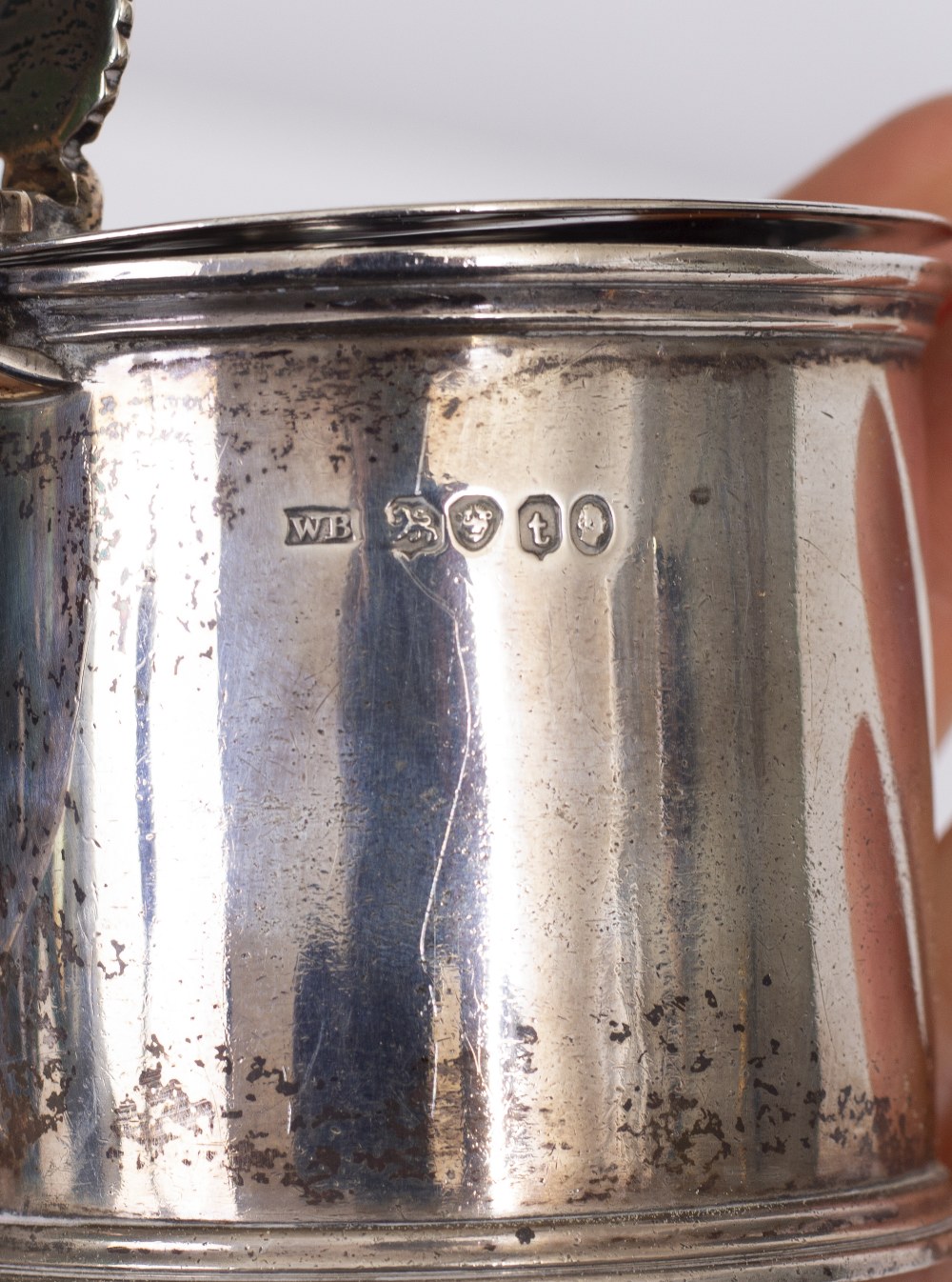 A WILLIAM IV DRUM MUSTARD POT with stags head crest and shell cast thumb piece, with blue glass - Image 4 of 5