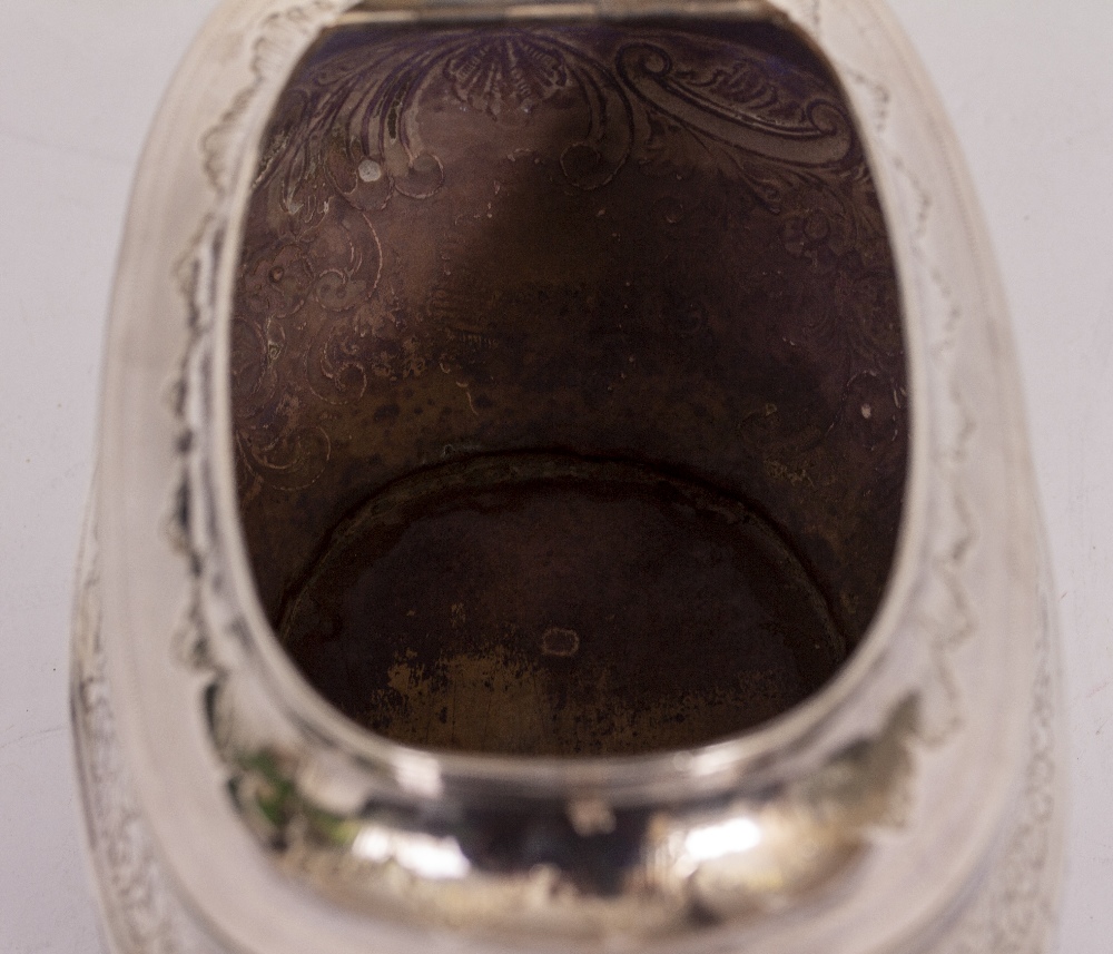 A GEORGE III SILVER TEAPOT by Thomas Wallis II, with silver knop and silver handle with insulators - Image 3 of 8