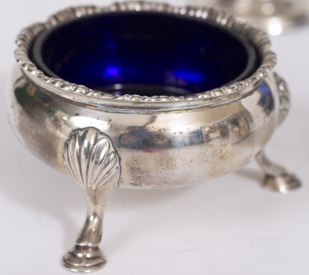 A WILLIAM IV DRUM MUSTARD POT with stags head crest and shell cast thumb piece, with blue glass - Image 5 of 5