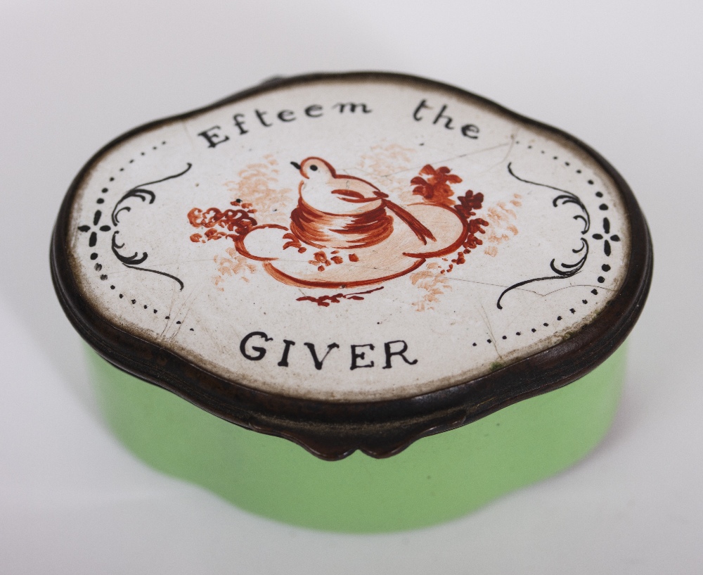 AN ANTIQUE ENAMEL SNUFF BOX painted with landscapes within cartouches to the lid and sides, with - Image 12 of 16