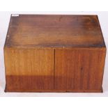 AN EARLY 20TH CENTURY MAHOGANY TABLE TOP CHEST OF TWO SHORT AND ONE LONG CEDAR LINED DRAWERS with