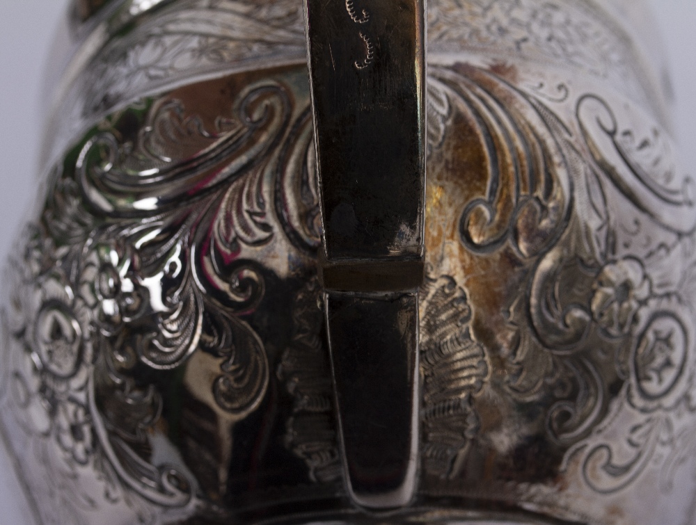 A GEORGE III SILVER TEAPOT by Thomas Wallis II, with silver knop and silver handle with insulators - Image 8 of 8