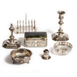 AN EDWARD VII SILVER TOAST RACK with six divisions and standing on ball feet, marks for Carrington &