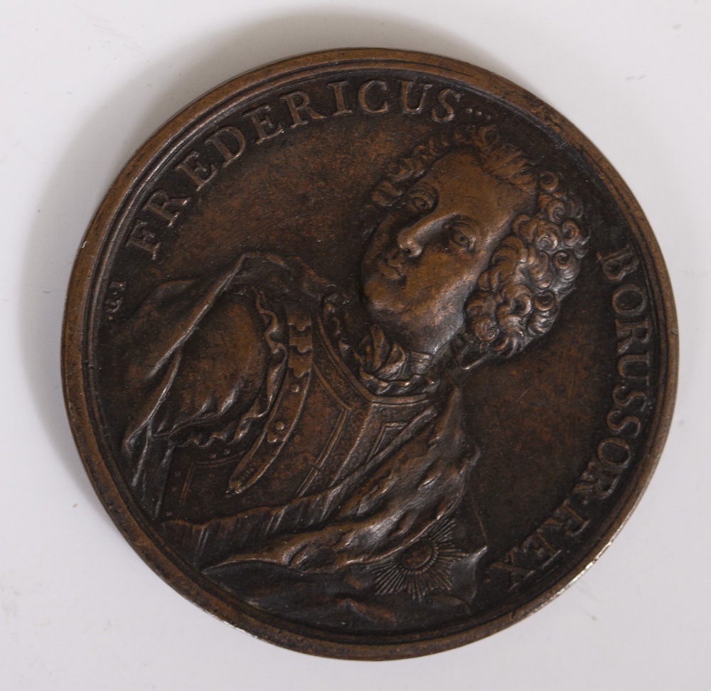 AN 18TH CENTURY BRONZE MEDALLION depicting Frederick II of Prussia, dated 1740 and by Dassier, 5.3cm - Image 5 of 5