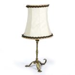 AN EARLY 20TH CENTURY BRASS RAILWAY CARRIAGE TABLE LAMP with tripod base, turned stem and swivel