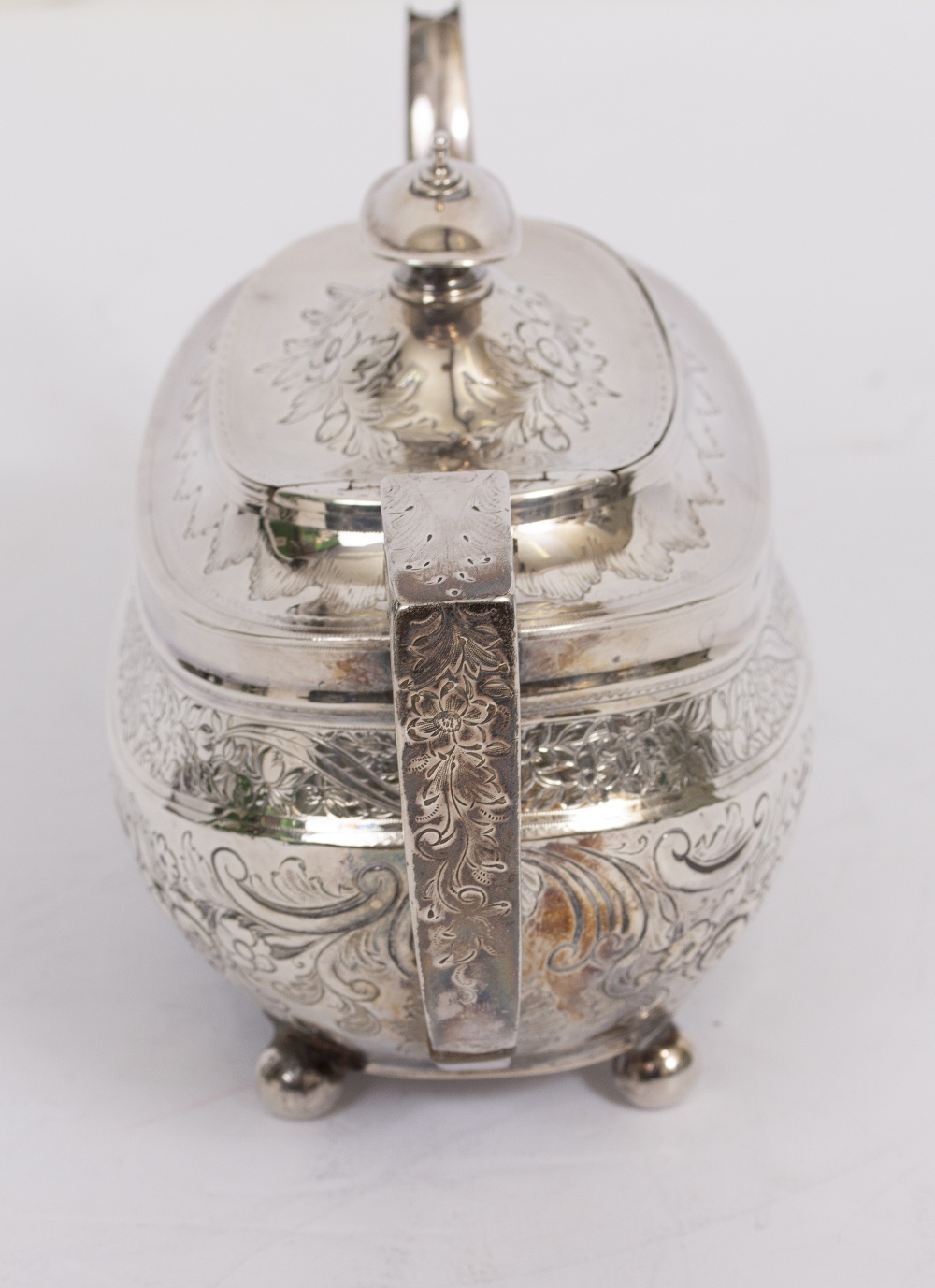 A GEORGE III SILVER TEAPOT by Thomas Wallis II, with silver knop and silver handle with insulators - Image 6 of 8
