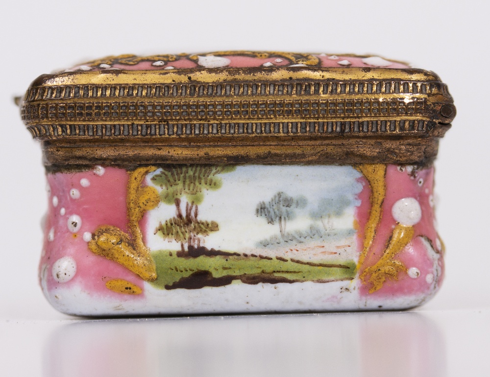 AN ANTIQUE ENAMEL SNUFF BOX painted with landscapes within cartouches to the lid and sides, with - Image 3 of 16