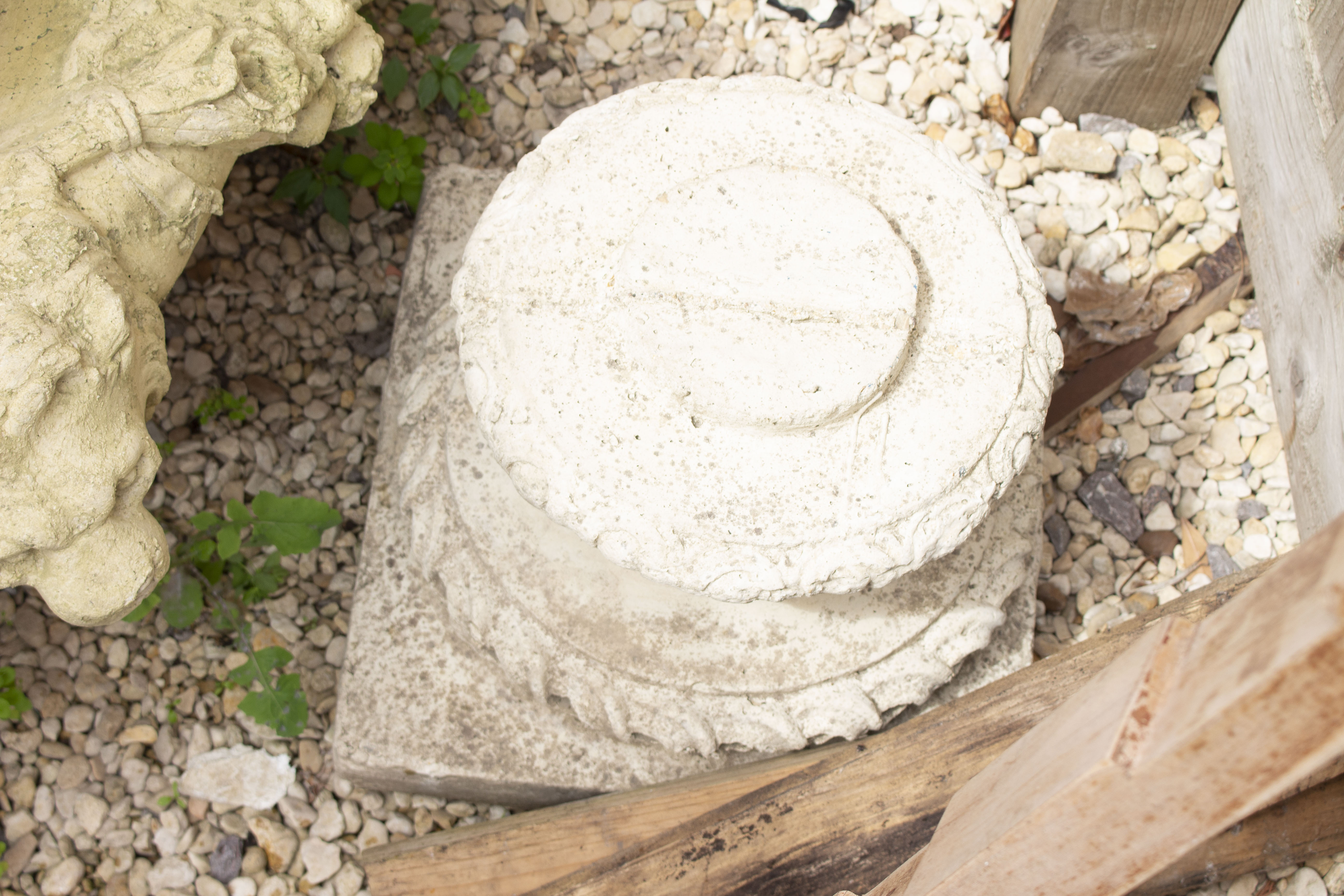 A LARGE CAST RECONSTITUTED STONE BAROQUE STYLE GARDEN URN decorated with lion masks and floral - Image 6 of 6