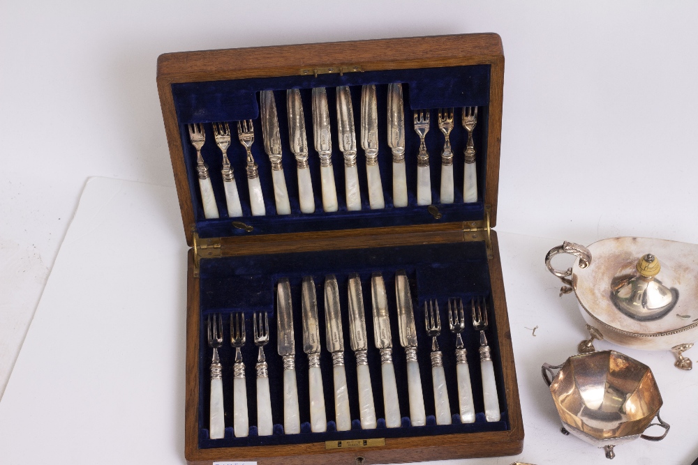 A SET OF SIX EARLY 20TH CENTURY SILVER MOTHER OF PEARL HANDLED FRUIT KNIVES in a fitted case - Image 5 of 6