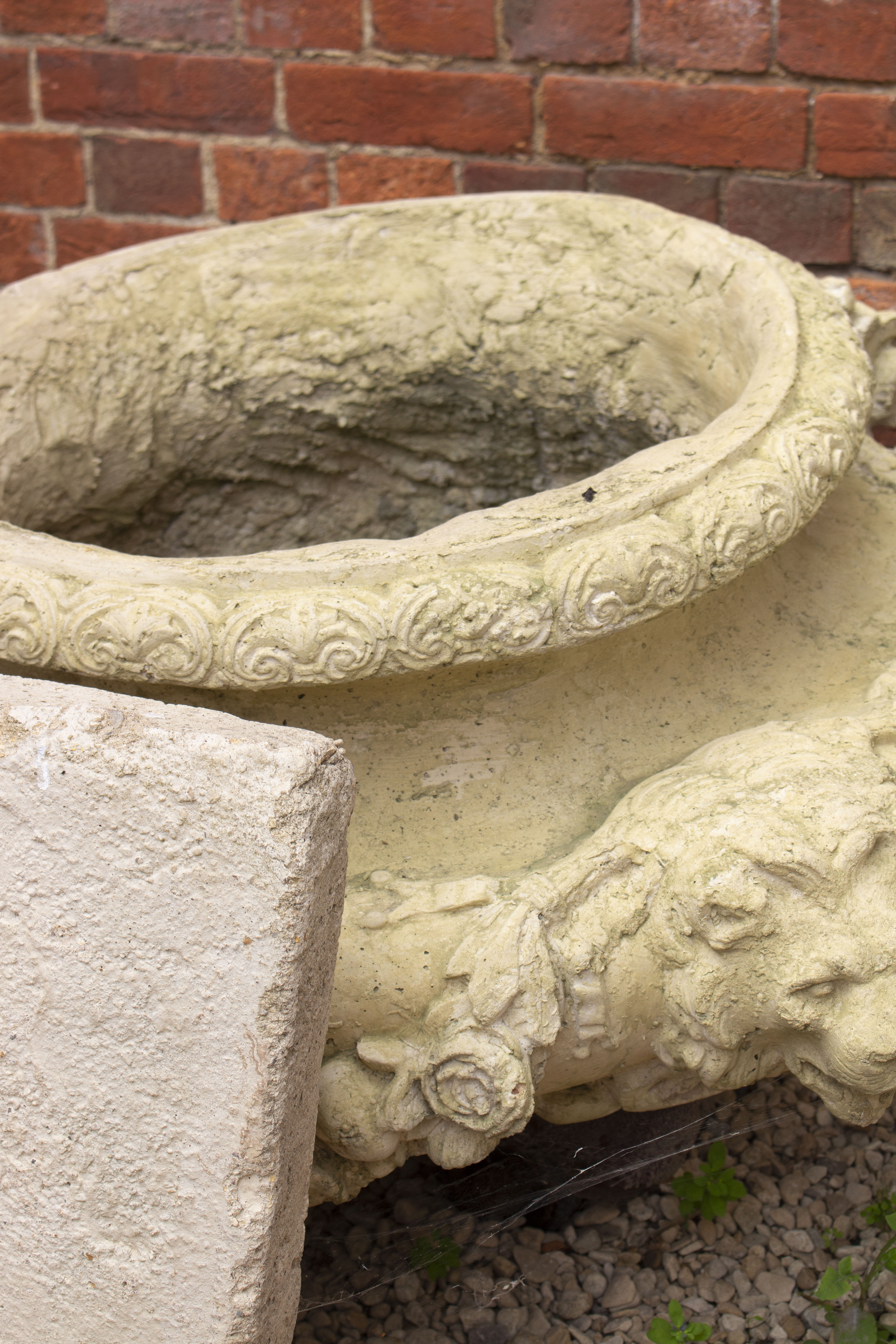 A LARGE CAST RECONSTITUTED STONE BAROQUE STYLE GARDEN URN decorated with lion masks and floral - Image 2 of 6