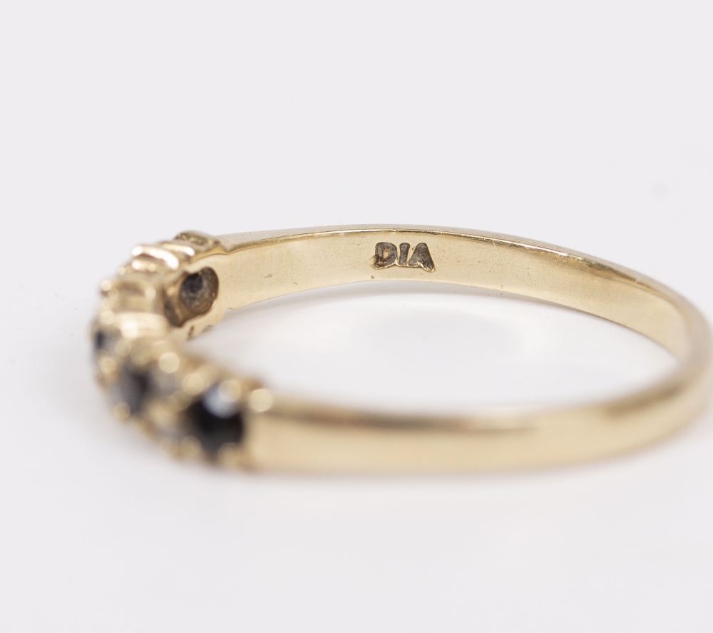 A 9 CARAT GOLD HALF ETERNITY RING Condition: good, needs cleaning - Image 4 of 6