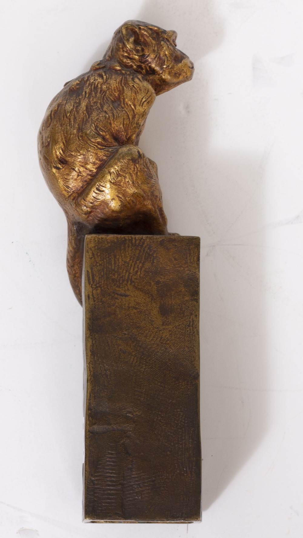 A BRASS CROUCHING MONKEY on a plinth, signed 'M Max' to side and '23v' to back, 24.5cm high - Image 4 of 7