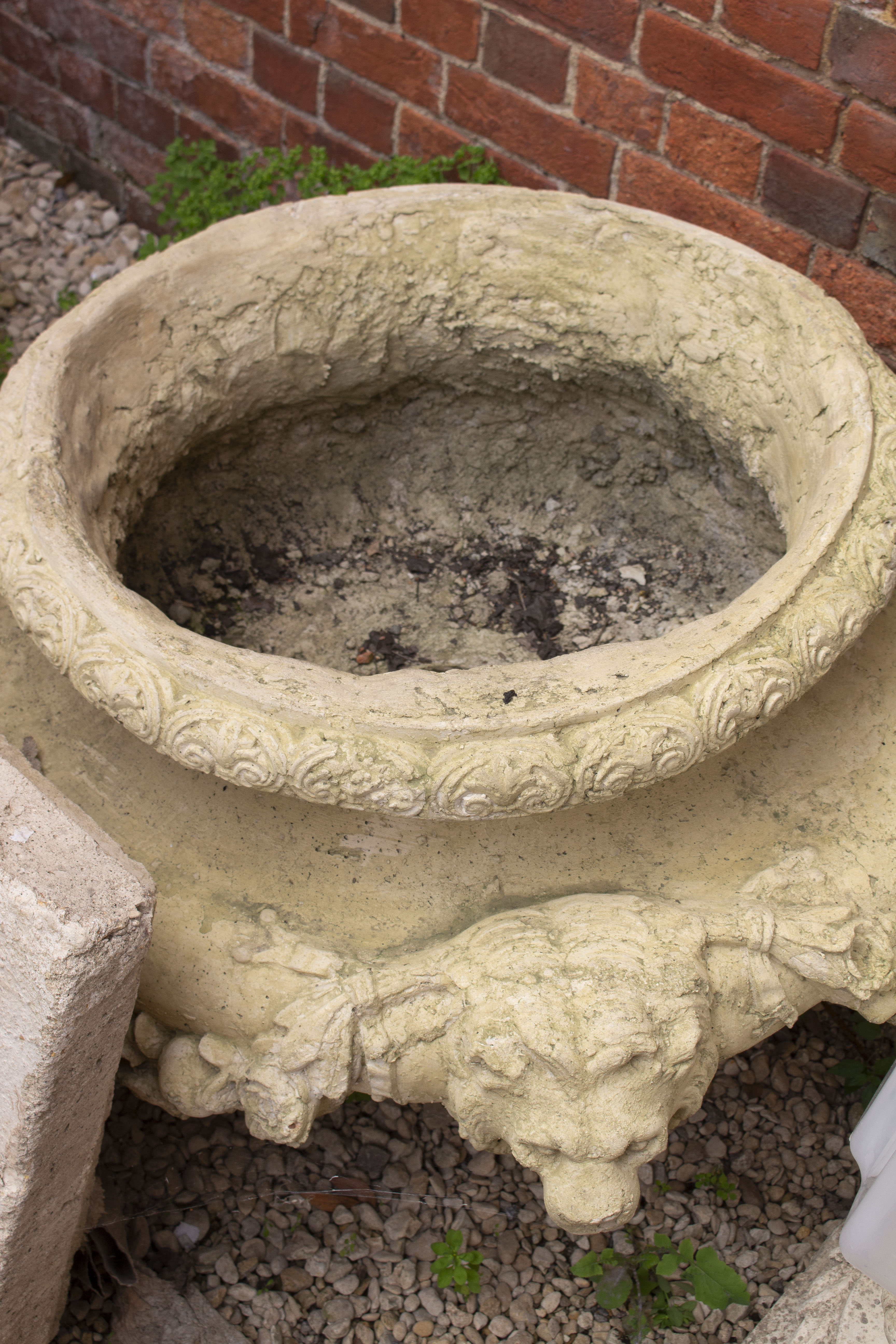 A LARGE CAST RECONSTITUTED STONE BAROQUE STYLE GARDEN URN decorated with lion masks and floral - Image 3 of 6