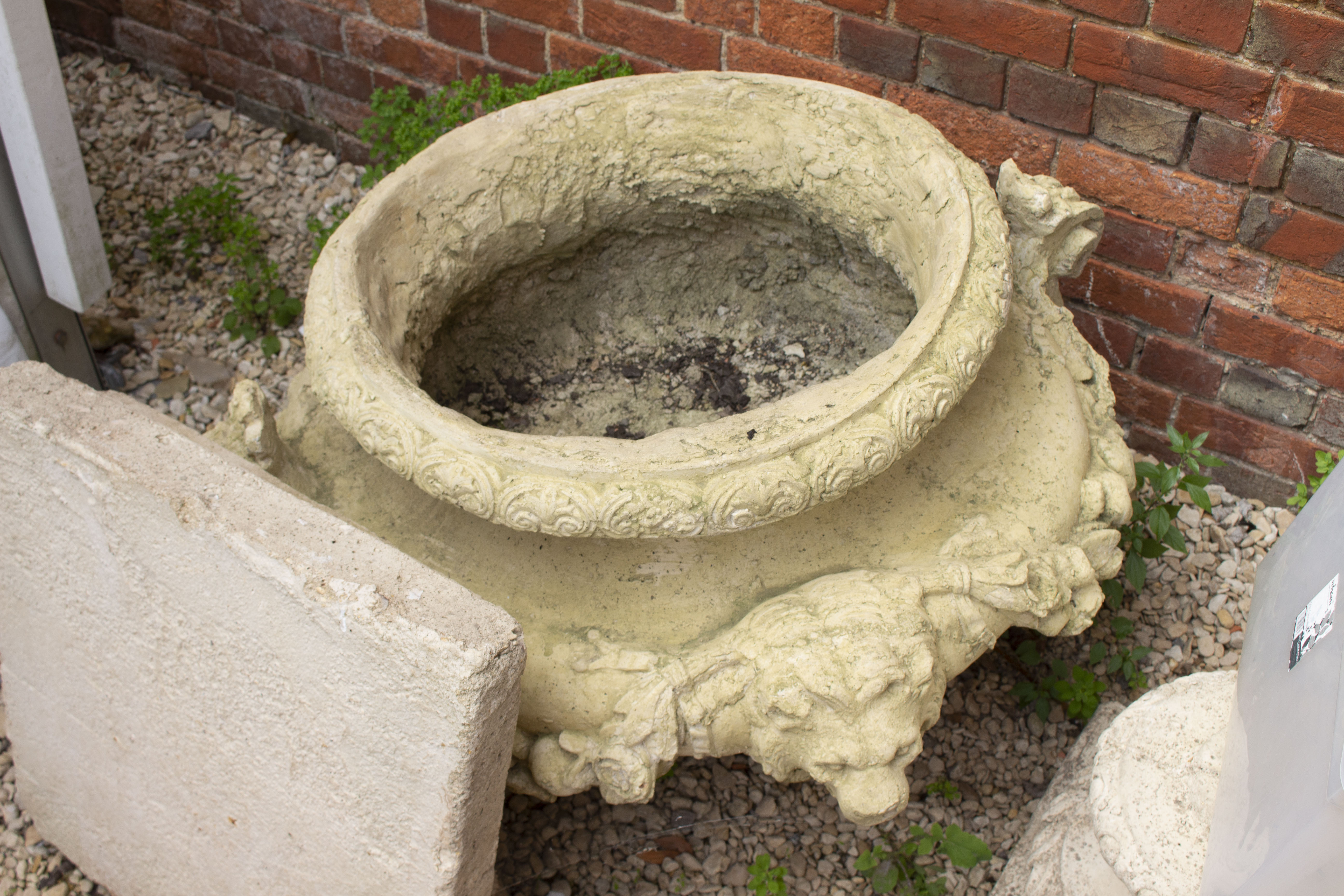 A LARGE CAST RECONSTITUTED STONE BAROQUE STYLE GARDEN URN decorated with lion masks and floral - Image 4 of 6