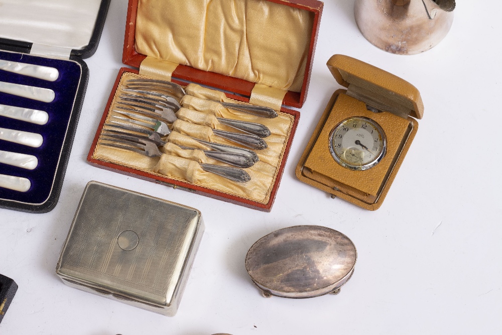 A SET OF SIX EARLY 20TH CENTURY SILVER MOTHER OF PEARL HANDLED FRUIT KNIVES in a fitted case - Image 3 of 6