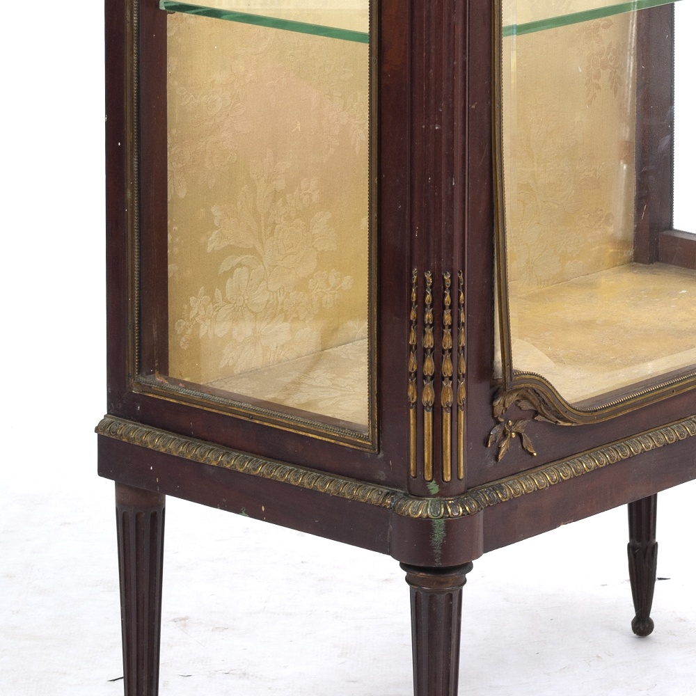 A CONTINENTAL VITRINE with marble top, bevelled glass to the door at the front and decorated with - Image 3 of 5