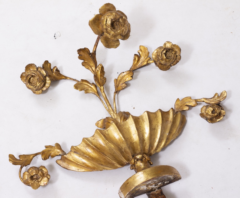 A REGENCY GILT OVERMANTLE OR PIER MIRROR with decorative flower filled vase cresting over a verre - Image 2 of 6