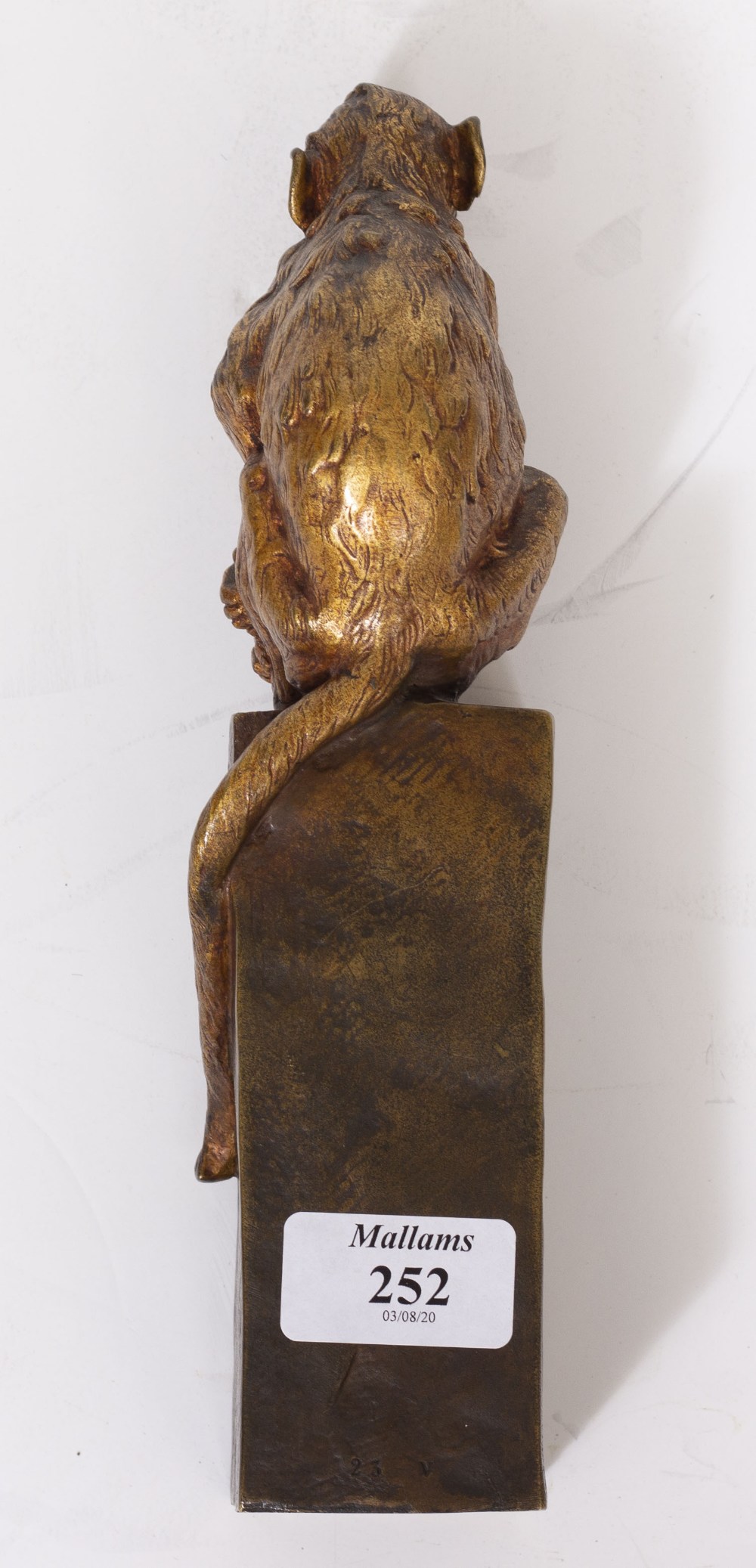 A BRASS CROUCHING MONKEY on a plinth, signed 'M Max' to side and '23v' to back, 24.5cm high - Image 5 of 7