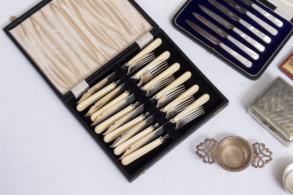 A SET OF SIX EARLY 20TH CENTURY SILVER MOTHER OF PEARL HANDLED FRUIT KNIVES in a fitted case - Image 4 of 6