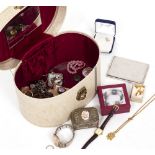 A SMALL COLLECTION OF COSTUME JEWELLERY to include cufflinks, an agate and gilt metal brooch,