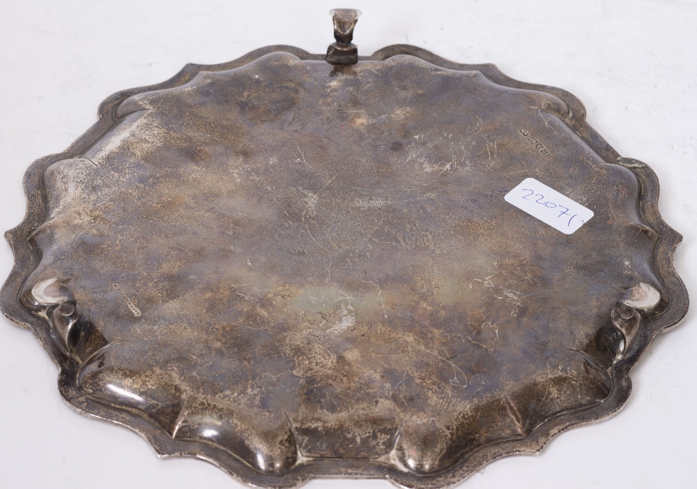 A LARGE SILVER TRAY with a piecrust edge by Mappin and Webb, bearing marks for London 1911, 31.5cm x - Image 3 of 3