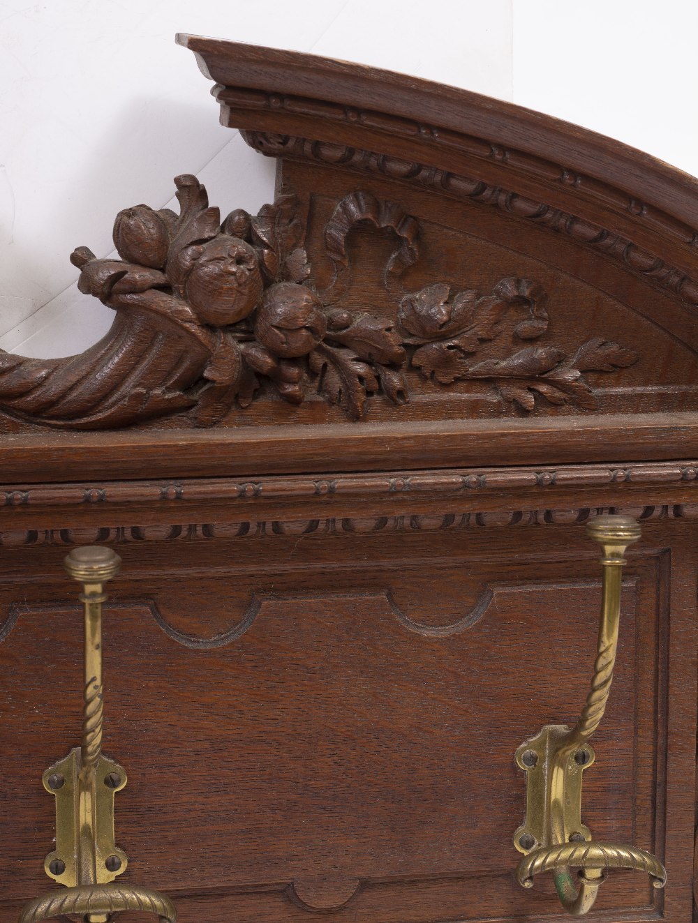 A VICTORIAN OAK WALL HANGING COAT RACK with breakarch pediment and carved cornucopia decoration - Image 4 of 5