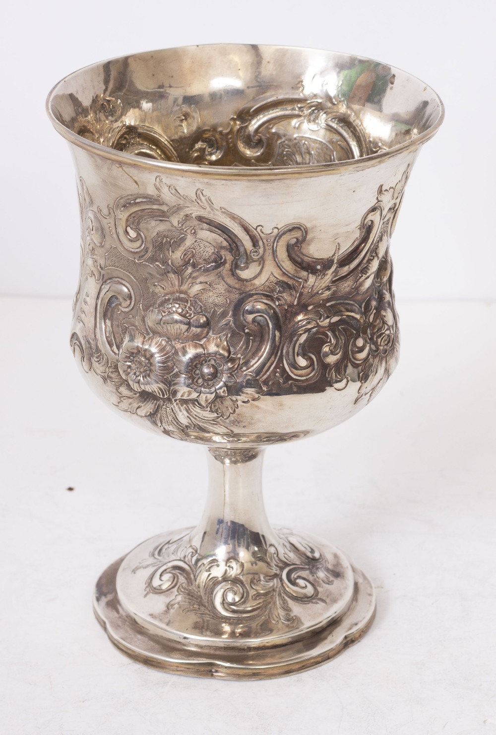 A LARGE GEORGIAN SILVER CUP with embossed / engraved floral cartouches and engraved with 'R A Drag - Image 8 of 8