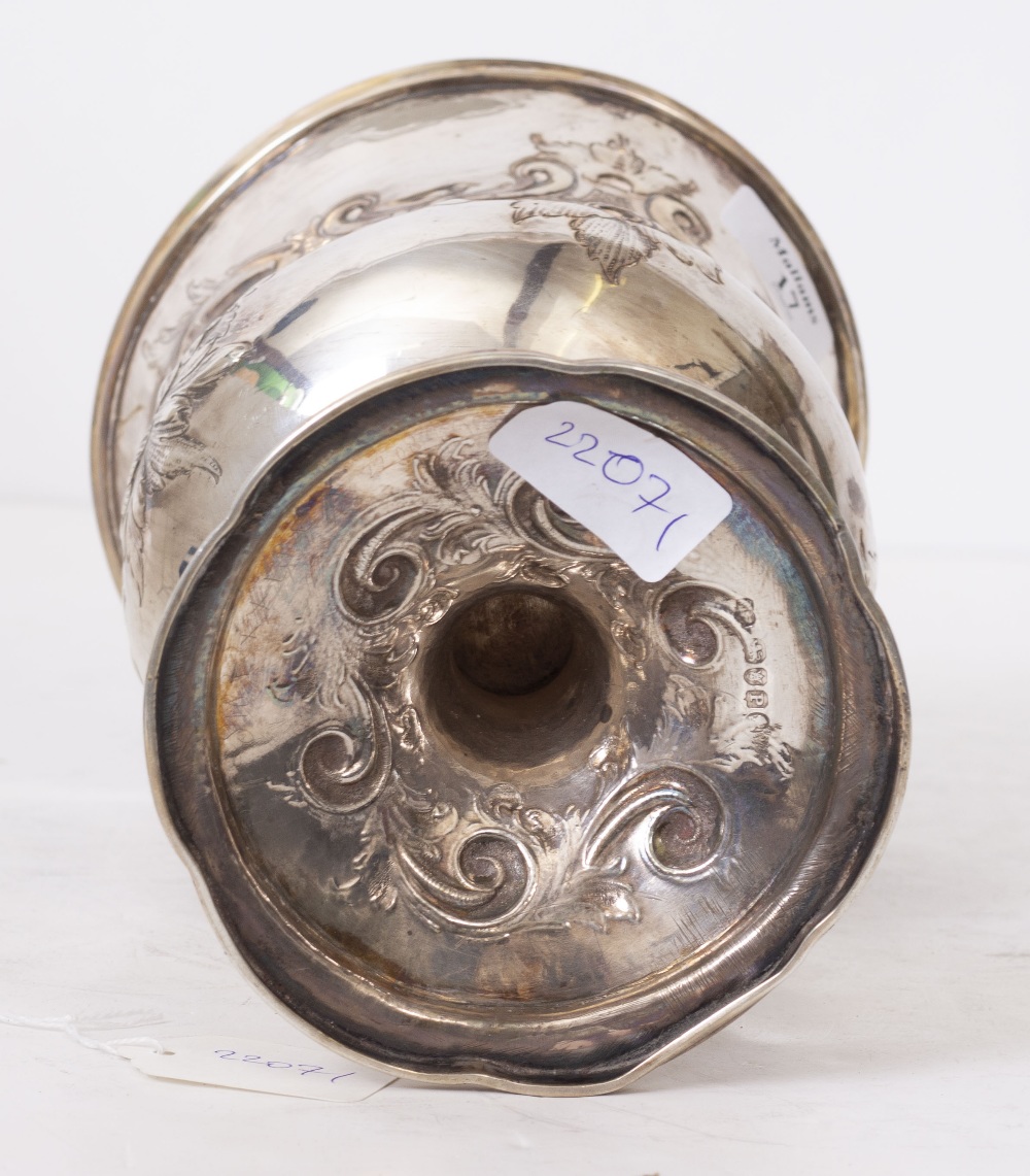 A LARGE GEORGIAN SILVER CUP with embossed / engraved floral cartouches and engraved with 'R A Drag - Image 4 of 8