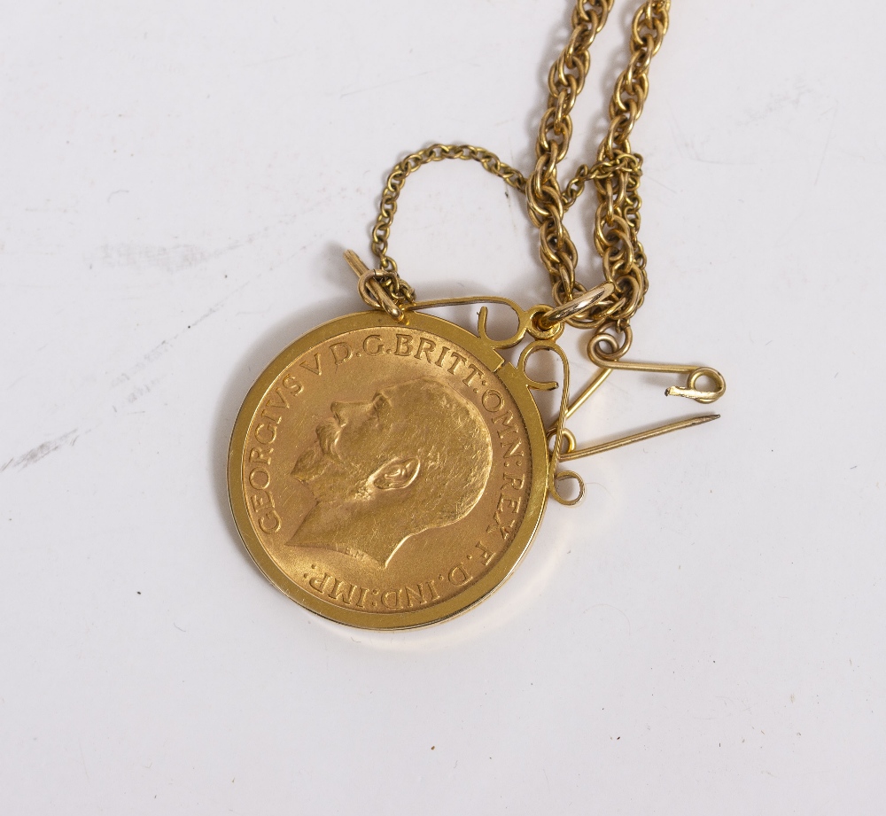 A 1914 GOLD SOVEREIGN with yellow metal mount and chain stamped 375, 18.7 grams in weight overall