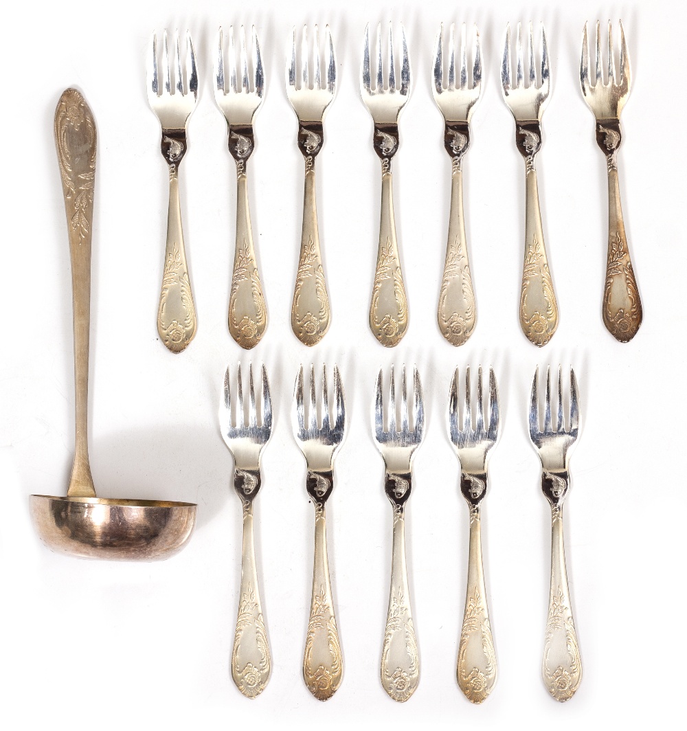 AN EXTENSIVE CANTEEN OF SILVER PLATED CUTLERY decorated to the finial and handles with scrolling - Image 2 of 17