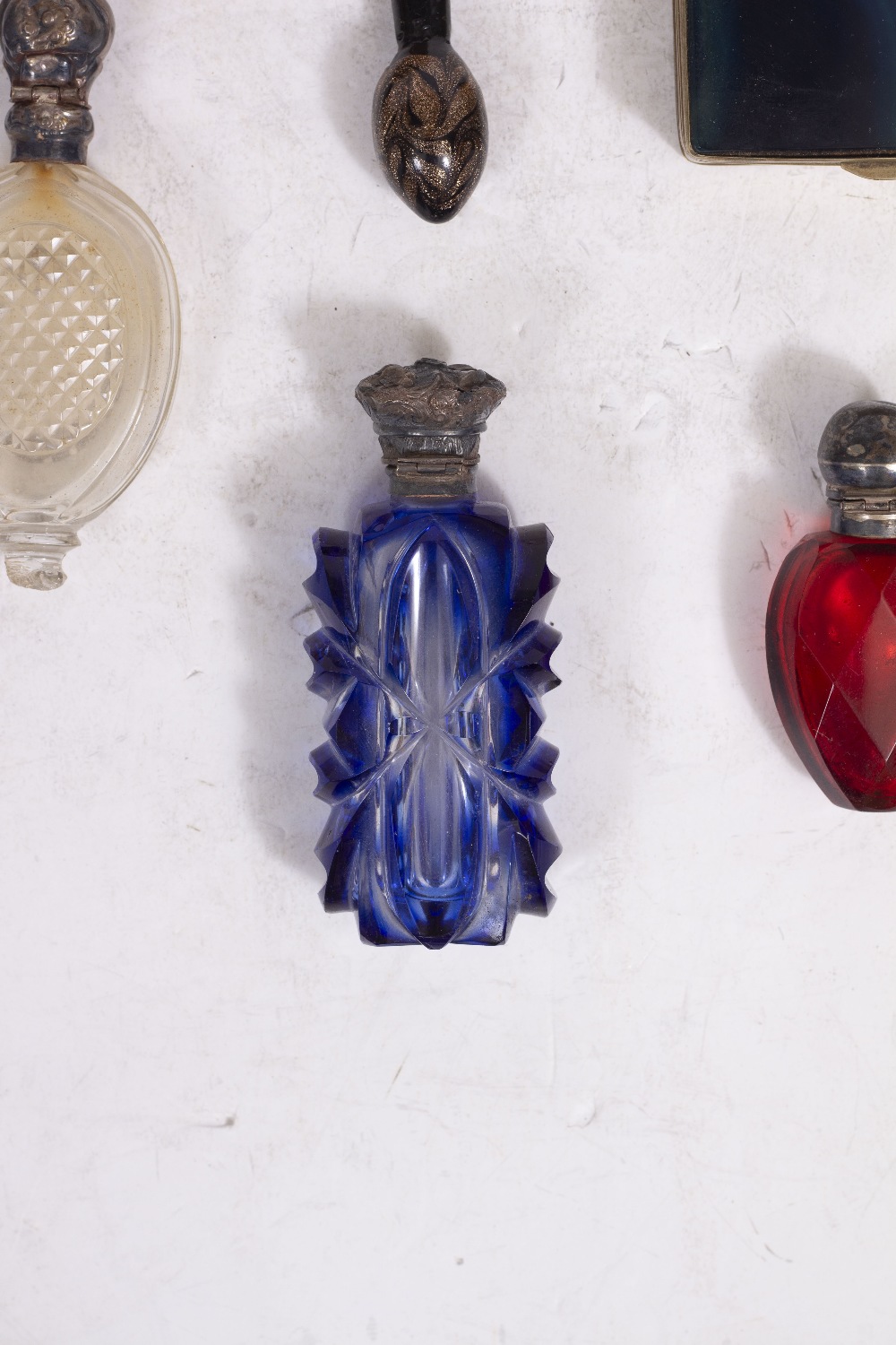 A GROUP OF FIVE VARIOUS GLASS SCENT BOTTLES four with hinged white metal tops together with a pair - Image 5 of 6