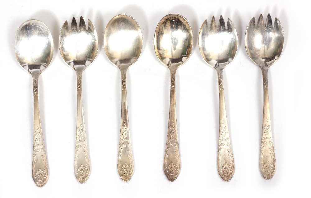 AN EXTENSIVE CANTEEN OF SILVER PLATED CUTLERY decorated to the finial and handles with scrolling - Image 13 of 17
