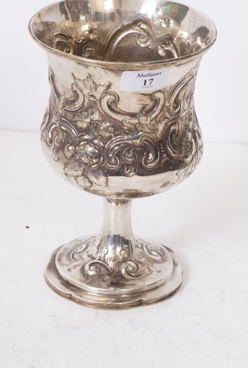 A LARGE GEORGIAN SILVER CUP with embossed / engraved floral cartouches and engraved with 'R A Drag - Image 7 of 8