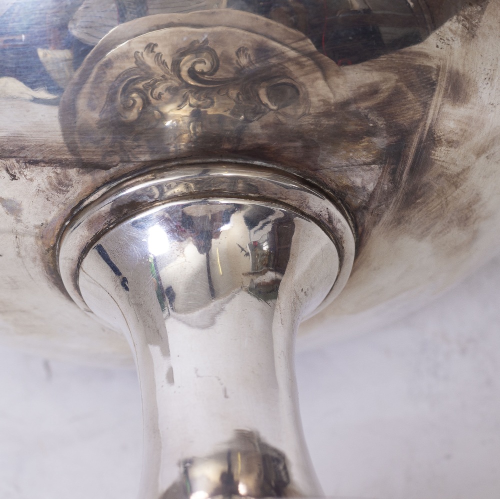 A LARGE GEORGIAN SILVER CUP with embossed / engraved floral cartouches and engraved with 'R A Drag - Image 2 of 8