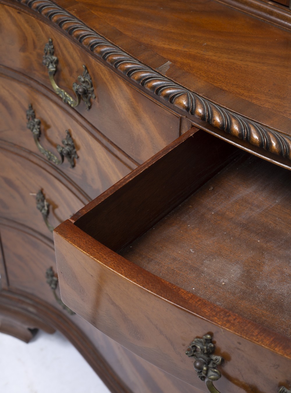 A GEORGE III STYLE MAHOGANY BOOKCASE with pierced fretwork swan neck pediment, astragal glazed doors - Bild 2 aus 4