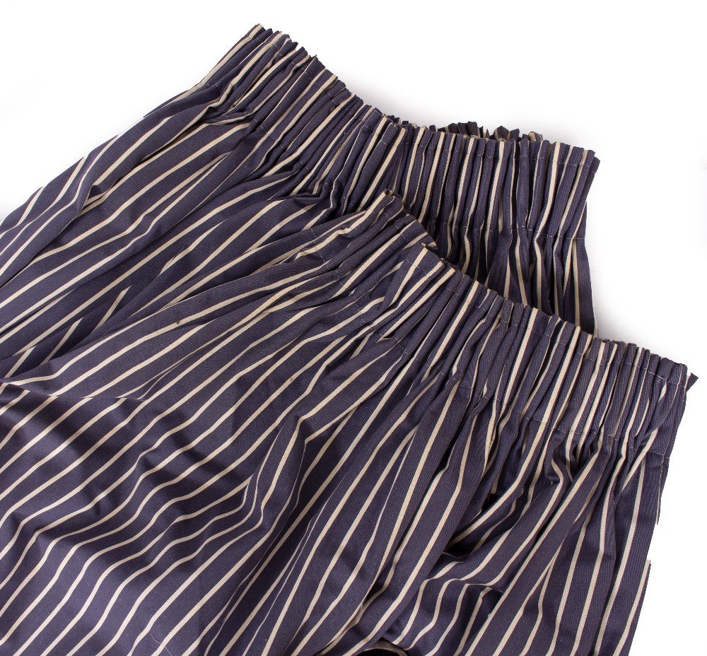 THREE PAIRS OF NAVY AND WHITE PINSTRIPE CURTAINS each with an additional navy coloured tie with - Bild 2 aus 8