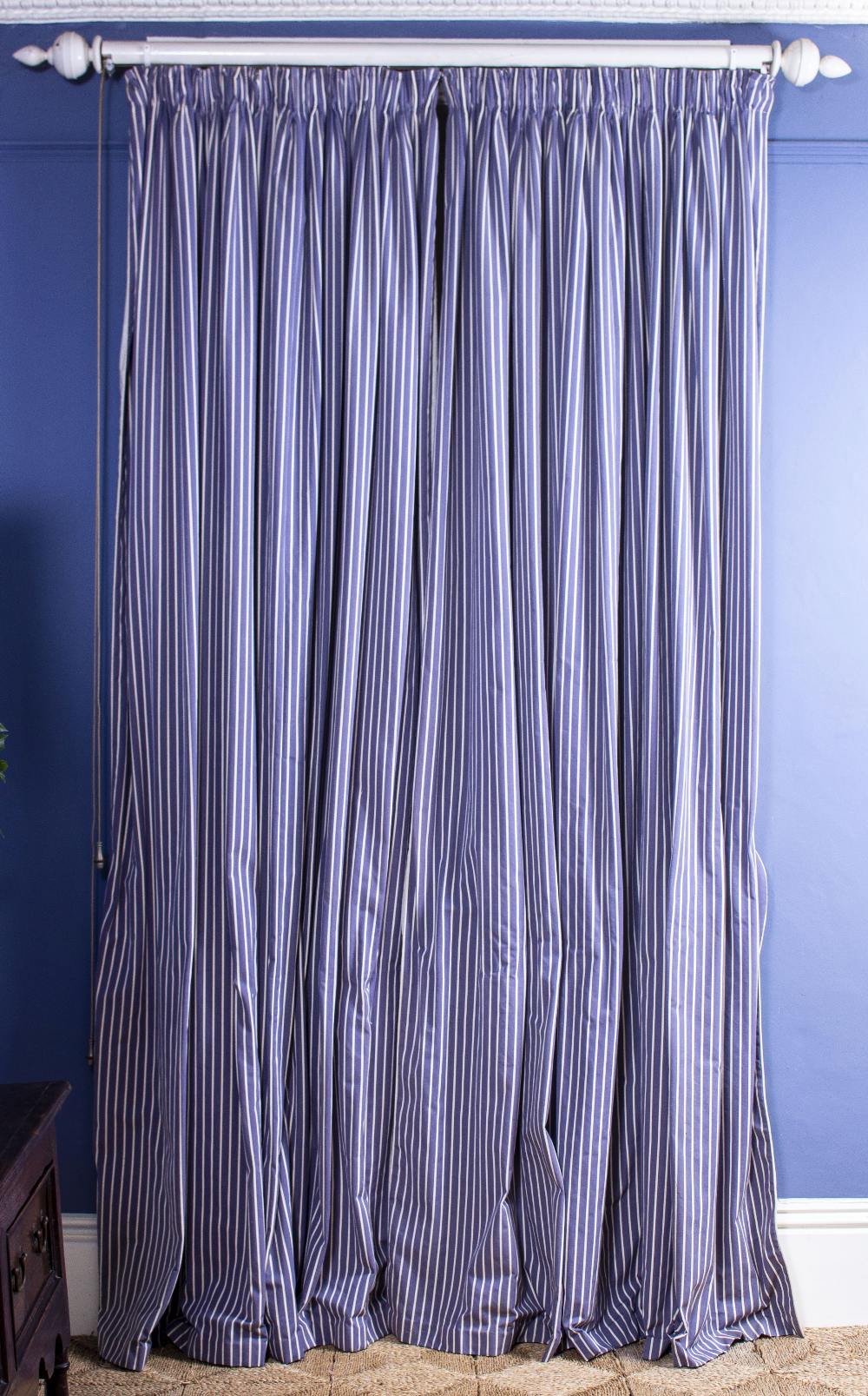 THREE PAIRS OF NAVY AND WHITE PINSTRIPE CURTAINS each with an additional navy coloured tie with - Bild 8 aus 8