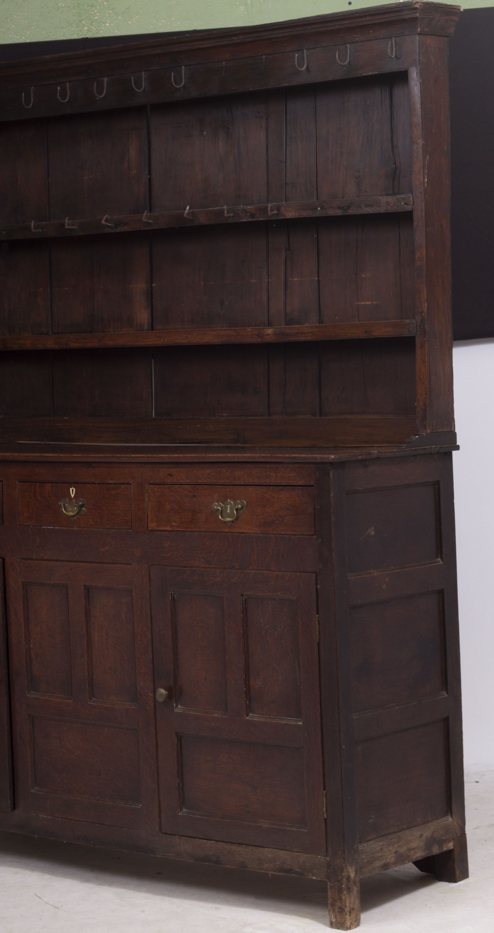 AN EARLY 19TH CENTURY OAK DRESSER with plate rack above, three doors and two panelled cupboard - Bild 3 aus 4