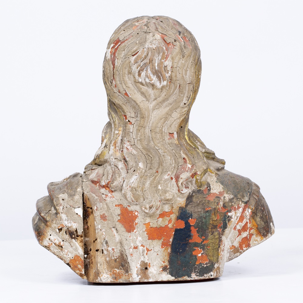 AN ANTIQUE CONTINENTAL CARVED AND PAINTED WOODEN BUST of a Saint with flowing hair and collared - Bild 2 aus 3