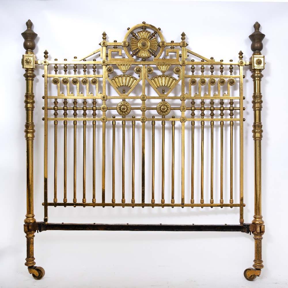 A VICTORIAN BRASS BEDSTEAD in the aesthetic style, decorated with styalised floral roundels and - Bild 2 aus 3