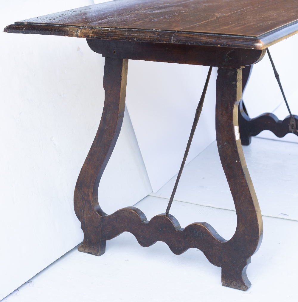 AN ANTIQUE SPANISH CHESTNUT RECTANGULAR TOPPED TRESTLE TABLE with shaped hinged end supports and - Bild 2 aus 4