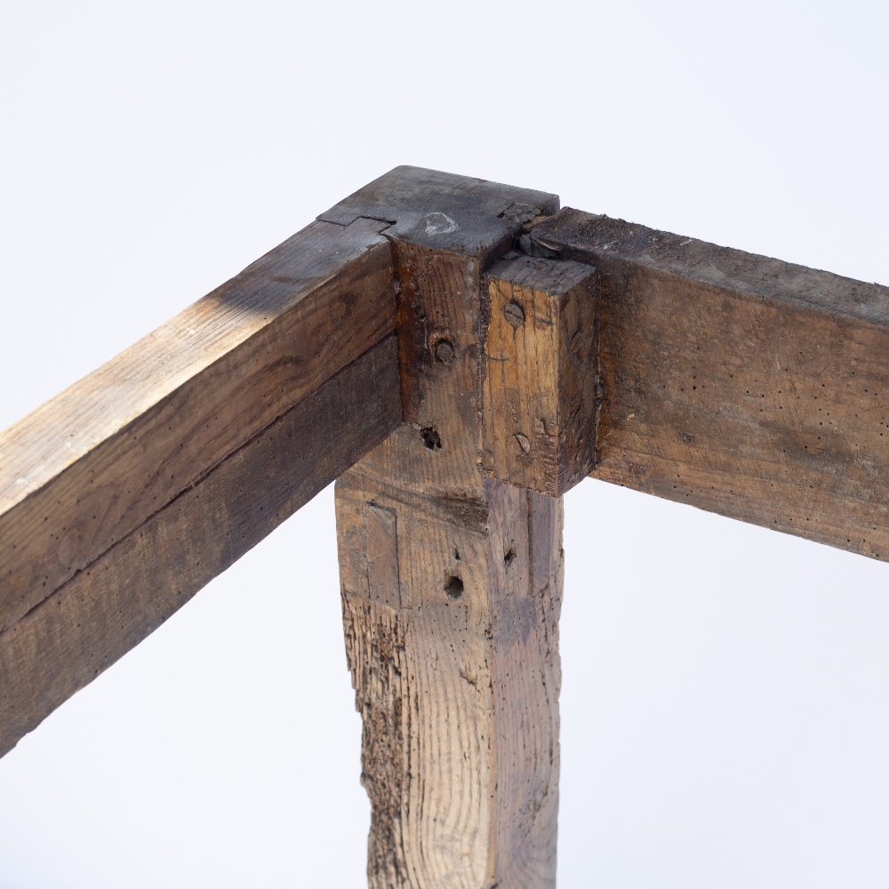 AN ANTIQUE RECTANGULAR KITCHEN TABLE the hardwood twin plank top with cleated ends, on a base with - Bild 4 aus 5