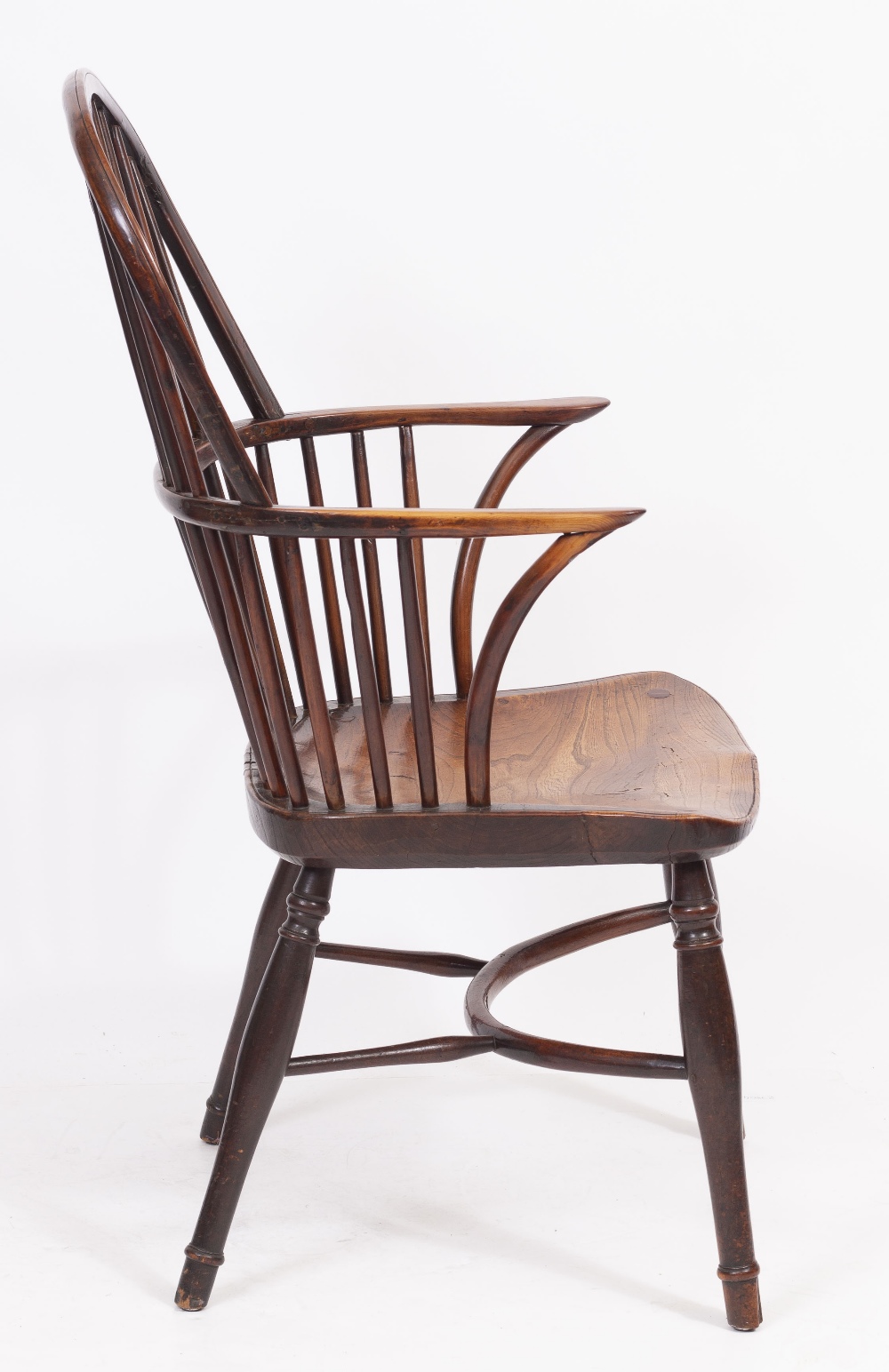AN ANTIQUE YEW WOOD AND ELM WINDSOR WHEEL BACK ARMCHAIR with carved saddle seat and turned legs - Bild 2 aus 6