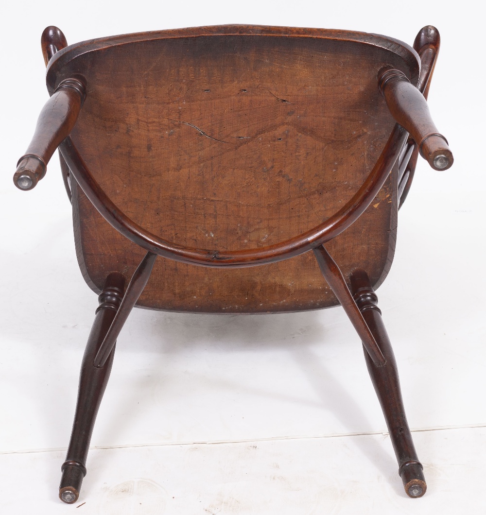 AN ANTIQUE YEW WOOD AND ELM WINDSOR WHEEL BACK ARMCHAIR with carved saddle seat and turned legs - Bild 5 aus 6