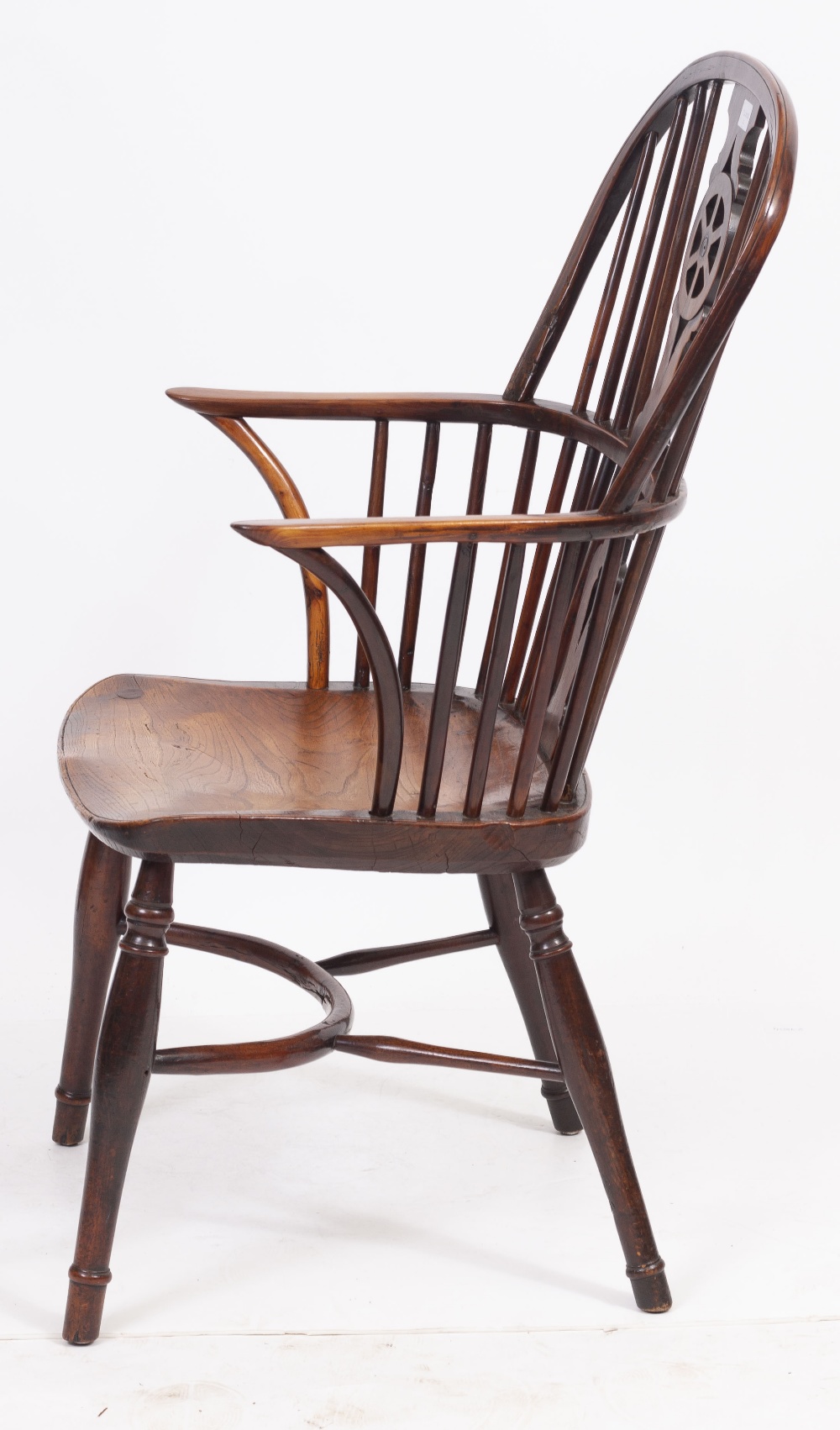 AN ANTIQUE YEW WOOD AND ELM WINDSOR WHEEL BACK ARMCHAIR with carved saddle seat and turned legs - Bild 4 aus 6
