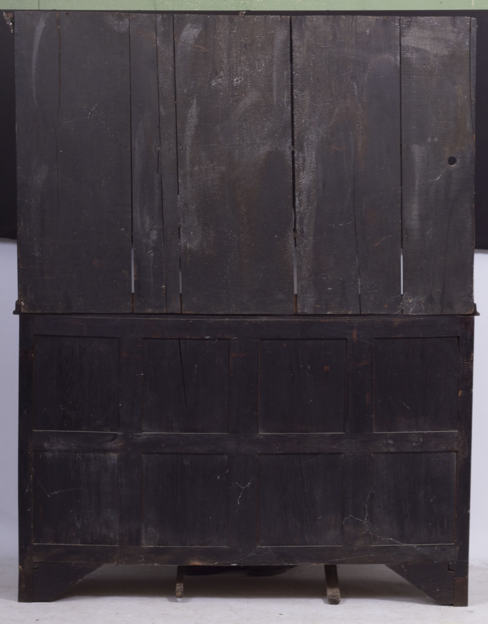 AN EARLY 19TH CENTURY OAK DRESSER with plate rack above, three doors and two panelled cupboard - Bild 4 aus 4